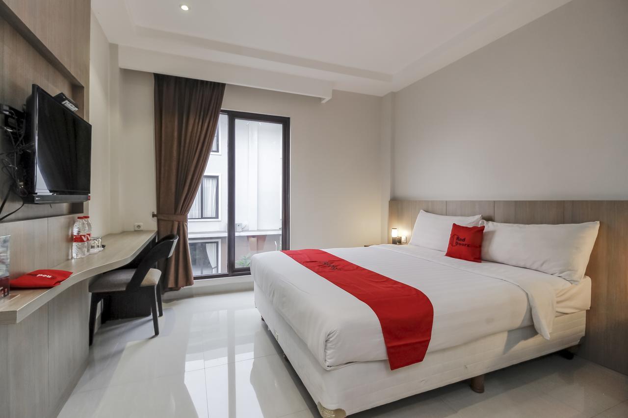 Reddoorz Plus @ Tb Simatupang Yakarta Exterior foto